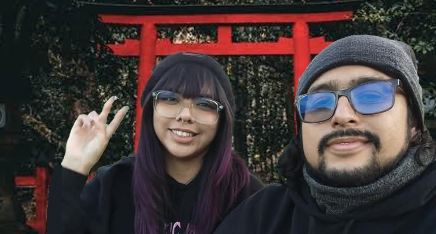 Isa y Dan frente a un torii, soñando con su luna de miel en Japón